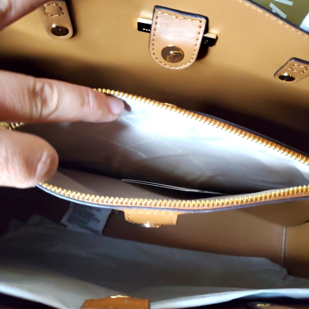 Michael Kors Vanilla Monogram - Picture 7 of 9
